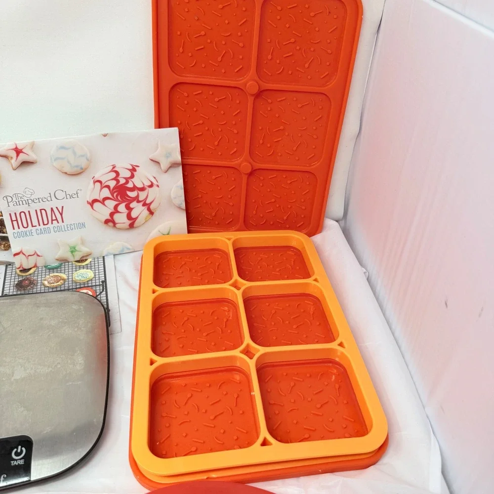 Lot of Pampered Chef Kitchen goodies Digital Scale Manual Chopper Silicone Lids